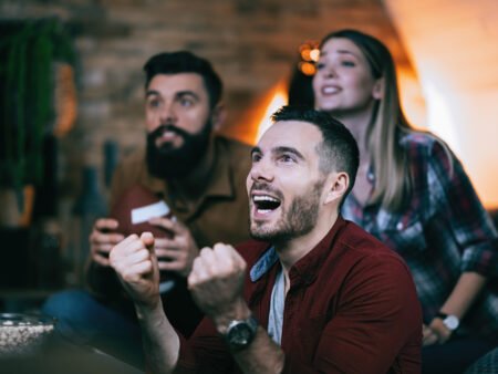 Apuestas en vivo: estrategias para partidos de mitad de semana (Champions League 25-26 nov)